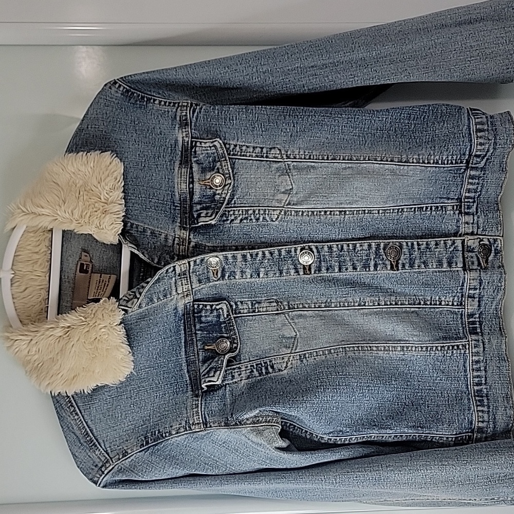Forever relaxed fit and a cozy sherpa collar. Womens Jens Jacket. Size Small.